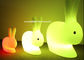 Επανακαταλογηστέο φως κουνελιών επάνω στο σκαμνί για το παιχνίδι παιδιών και τη διακόσμηση διακοπών Πάσχας προμηθευτής