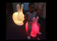 Επανακαταλογηστέο φως κουνελιών επάνω στο σκαμνί για το παιχνίδι παιδιών και τη διακόσμηση διακοπών Πάσχας προμηθευτής