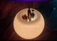 Διαμορφωμένο σφαίρα οδηγημένο φως επάνω στο τραπεζάκι σαλονιού με τον κάδο πάγου και τον κάτοχο μπουκαλιών κρασιού προμηθευτής